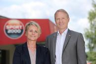 SPORT 2000 International - erfolgreiches Jahr 2016 - CEO SPO - Herr Dr. Schwarting und Frau Gosau vor Filiale 