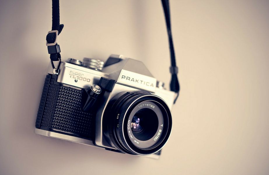 Imagebild: Fotoapparat (altes Modell) hängt an einer Schlaufe im Bild.
Pressefotos - Kamera