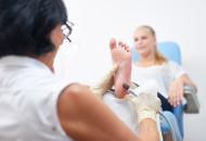 Fußpflegeexpertin pflegt Fuß einer Kundin
WKOÖ - Innung FKM - Fußgesundheit - Presseaussendung 2018 - Behandlung Fußpflege