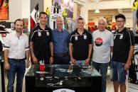 LASK Fanshop - Gruppenbild mit Herrn Dr. Schwarting 