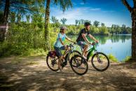 Presseaussendung - Sommerrückblick - SPORT 2000 - 2 Personen fahren mit Rad - Radfahren - Natur - Wald 