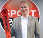 SPORT 2000 - Weihnachtsgeschäft - Herr Dr. Schwarting - mit Ski in der Hand 