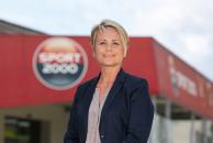 SPORT 2000 International - erfolgreiches Jahr 2016 - CEO SPO -  Frau Gosau vor Filiale 